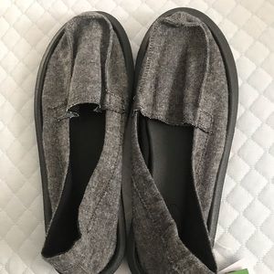 Sanuk charcoal/black shoe.NWT Never even tried on